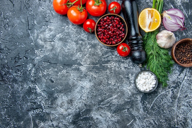 上面図ザクロの種子と新鮮な野菜のボウル海塩黒コショウタマネギニンニクディル灰色の背景コピースペース