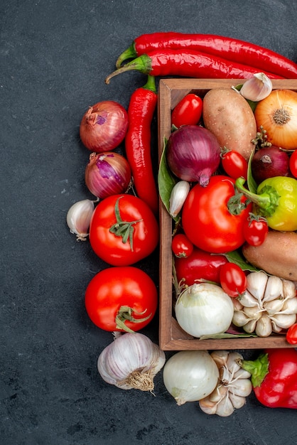 Free photo top view fresh vegetables composition on grey floor salad fresh ripe color