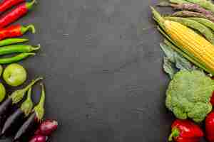 Бесплатное фото Состав свежих овощей вид сверху на сером фоне