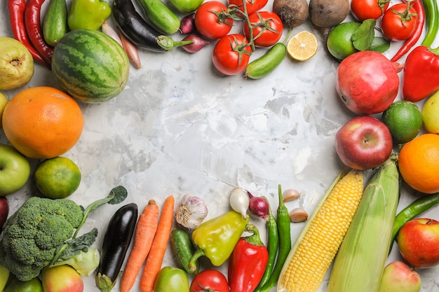 Foto gratuita composizione di verdure fresche vista dall'alto su sfondo bianco