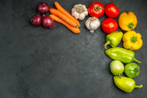 Вид сверху свежие овощи на темном фоне
