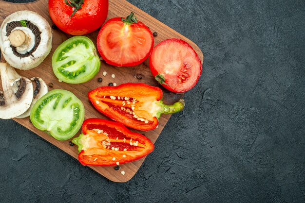 上面図まな板の上の新鮮な野菜のキノコ赤と緑のトマトピーマン