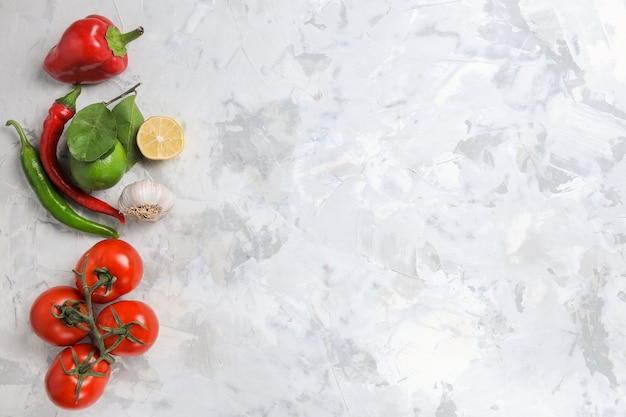 Бесплатное фото Вид сверху свежие овощи на белом фоне