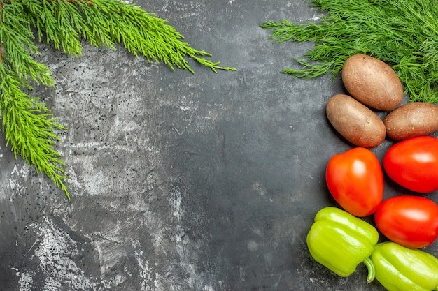 Vista dall'alto verdure fresche patate pomodori e peperoni