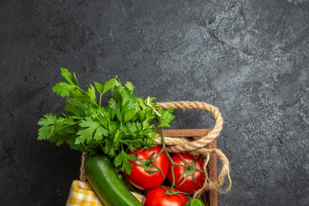 어두운 회색 표면에 채소와 신선한 야채 빨간 토마토 오이 및 과즙의 상위 뷰