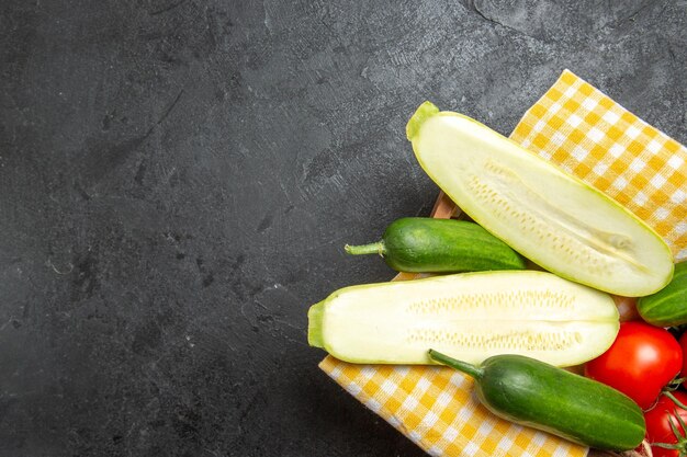 新鮮な野菜の上面図赤いトマトきゅうりと灰色の表面に緑のカボチャ