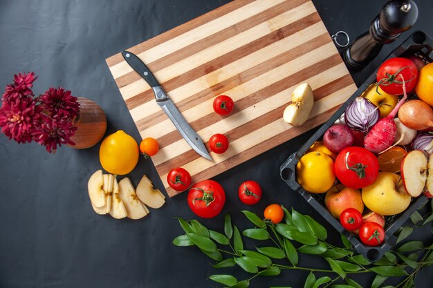 暗い背景に果物と新鮮な野菜を上面図調理サラダ健康仕事ダイエット野菜食事食品果物