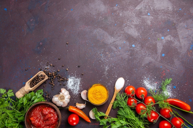 Free photo top view fresh vegetables with greens on dark space