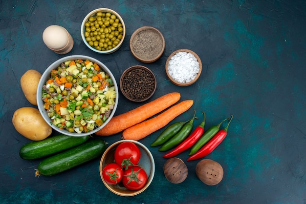 Vista dall'alto di verdure fresche con insalata di verdure verdi sul cibo di verdure spuntino insalata pranzo scrivania blu