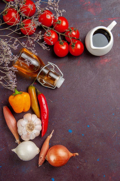 暗い床の食事食品野菜にオリーブオイルと新鮮な野菜の上面図