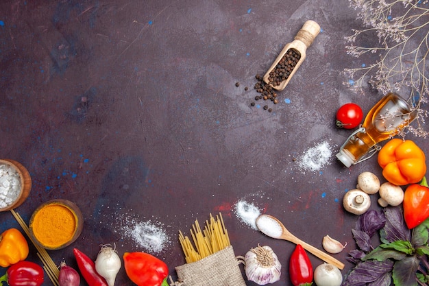 Foto gratuita vista dall'alto verdure fresche con pasta cruda su insalata di superficie scura pasto salutare