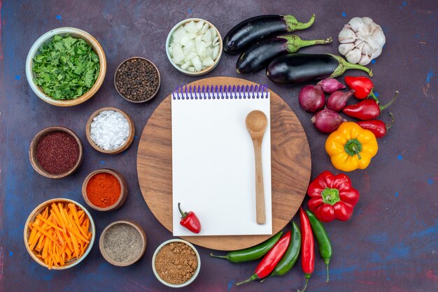 어두운 책상 샐러드 음식 식사 야채 스낵에 샐러드 메모장 및 조미료와 상위 뷰 신선한 야채