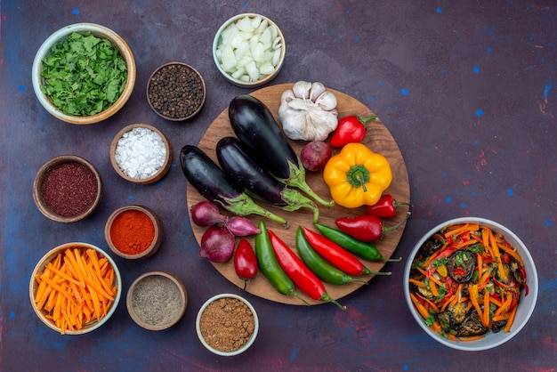 어두운 책상 샐러드 음식 식사 야채 스낵에 샐러드와 조미료와 상위 뷰 신선한 야채