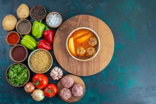 Foto gratuita vista dall'alto verdure fresche con condimenti zuppa di carne e verdure sulla superficie blu scuro