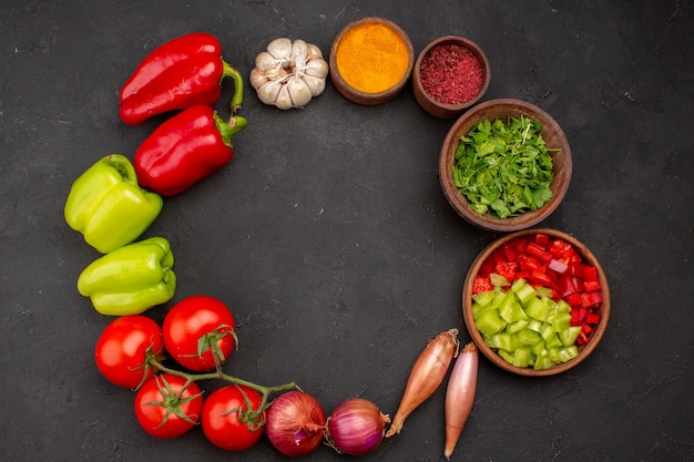 無料写真 灰色の背景に調味料と新鮮な野菜の上面図サラダ健康スパイシーな食事