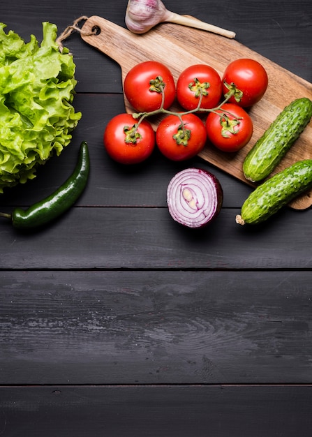 Le verdure fresche di vista superiore copiano lo spazio