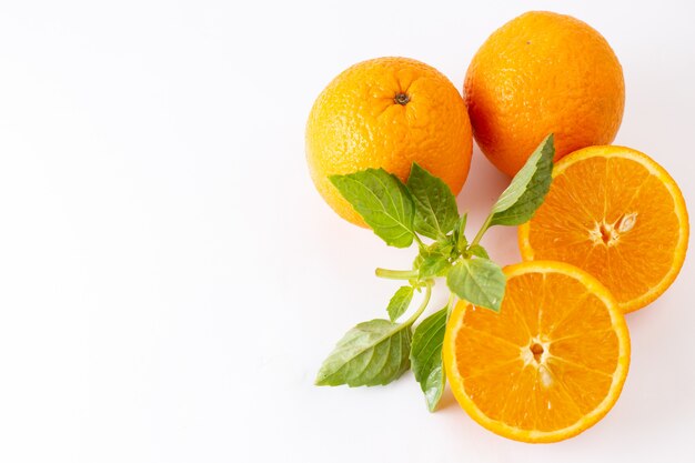 상위 뷰 신선한 전체 오렌지 육즙과 신맛 흰색 배경에 녹색 잎 이국적인 감귤류 색 과일