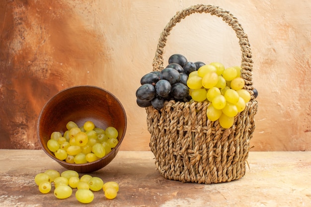 Foto gratuita vista dall'alto dell'uva gialla fresca caduta da un piccolo vaso e in un cesto