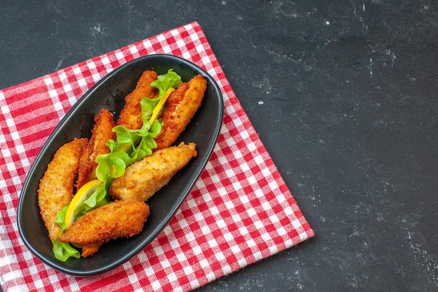 Вид сверху жареные куриные крылышки с зеленым салатом на темном фоне еда блюдо еда мясо курица жарить приготовление фото