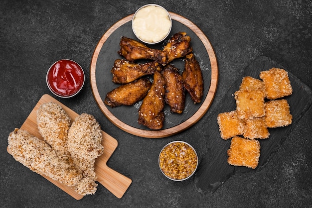 Foto gratuita vista dall'alto di pollo fritto con pepite e salsa