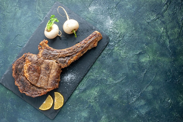 暗い背景の上面図揚げ肉スライス肉料理バーベキュー稚魚色料理動物のリブディナー
