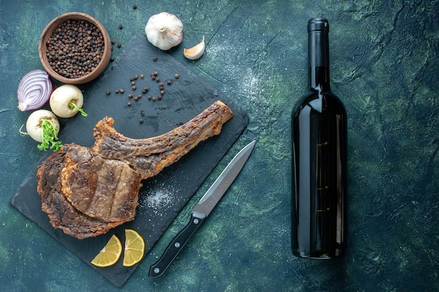 Vista dall'alto fetta di carne fritta su sfondo scuro carne piatto di cibo barbecue fry colore animale costola cena