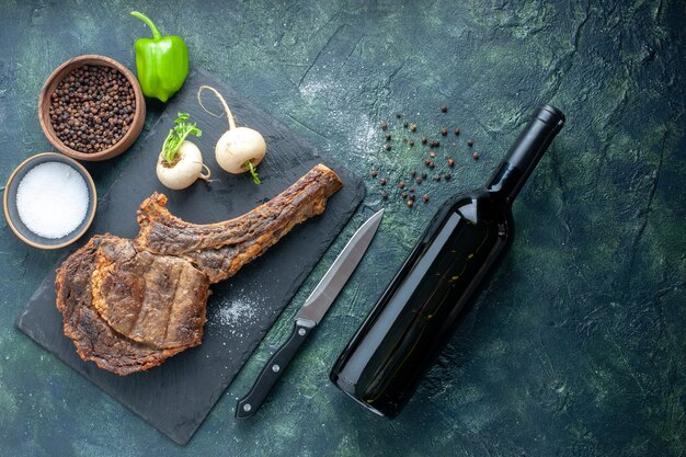 上面図暗い背景の揚げ肉スライス肉料理料理揚げ色動物のリブディナー料理バーベキューワイン