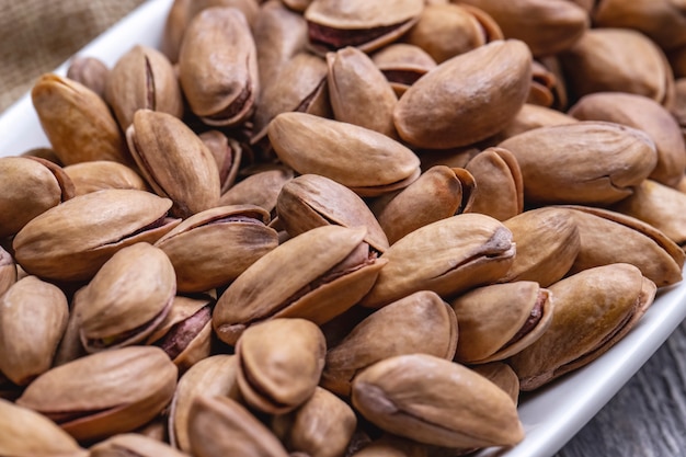 Free photo top view fried pistachios