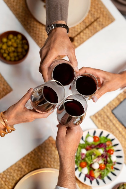 Foto gratuita top view amici che pranzano in un ristorante di lusso