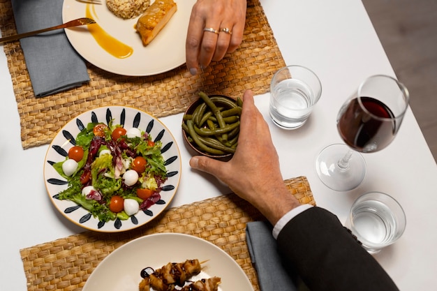 Foto gratuita top view amici che pranzano in un ristorante di lusso