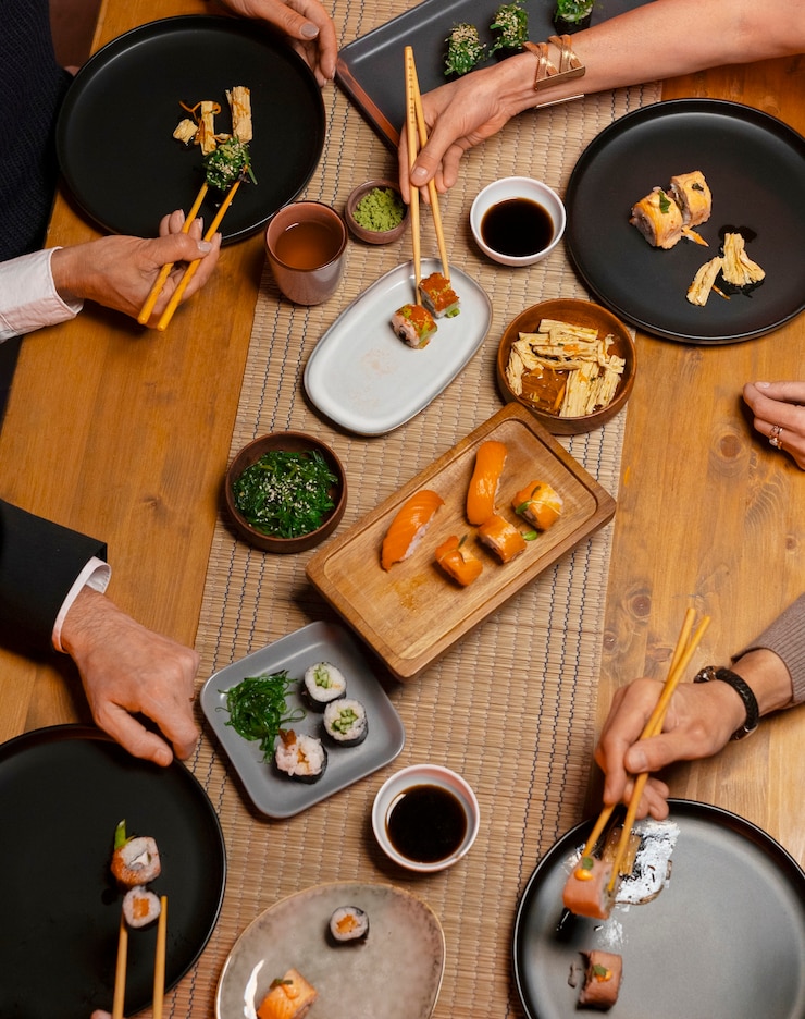 無料Photo 豪華なレストランでランチをしているトップビューの友人