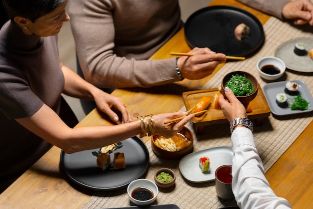 Foto gratuita top view amici che pranzano in un ristorante di lusso