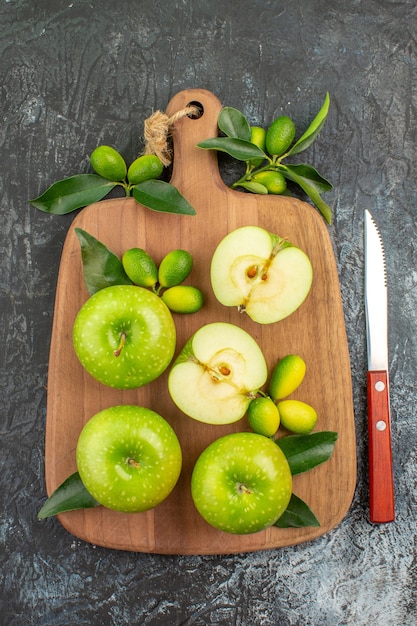 ボードナイフの遠いリンゴ緑のリンゴ柑橘系の果物からの上面図
