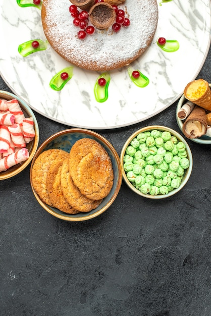 Foto gratuita vista dall'alto da lontano una torta biscotti dolci piatto di torta con cialde di frutti di bosco