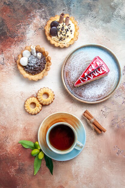 遠くからの上面図一杯のお茶一杯のお茶カップケーキクッキーケーキプレート上の