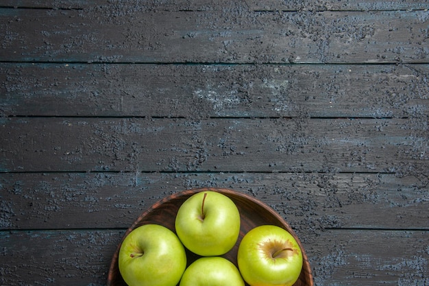 Free photo top view from afar green apples seven green apples in bowl on dark surface