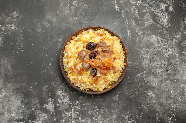 Free photo top view from afar pilaf bowl of pilaf with meat dried fruit and raisins