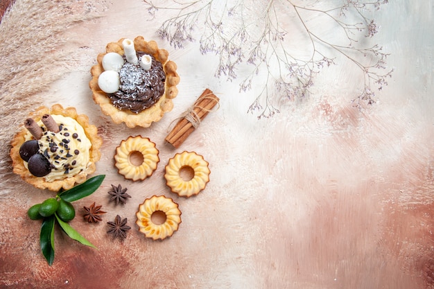 Вид сверху издалека сладости корица кексы печенье цитрусовые бадьян