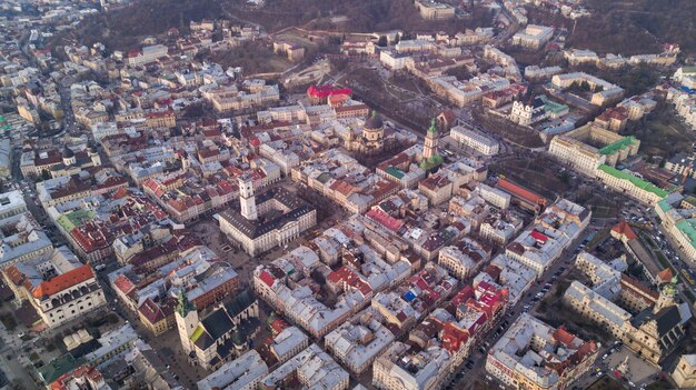 Вид сверху от мэрии на дома во Львове, Украина. Львовский старый город сверху.