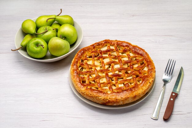 가벼운 책상 케이크 비스킷 과일에 사과와 배와 함께 맛있는 라운드 상위 뷰 과일 케이크