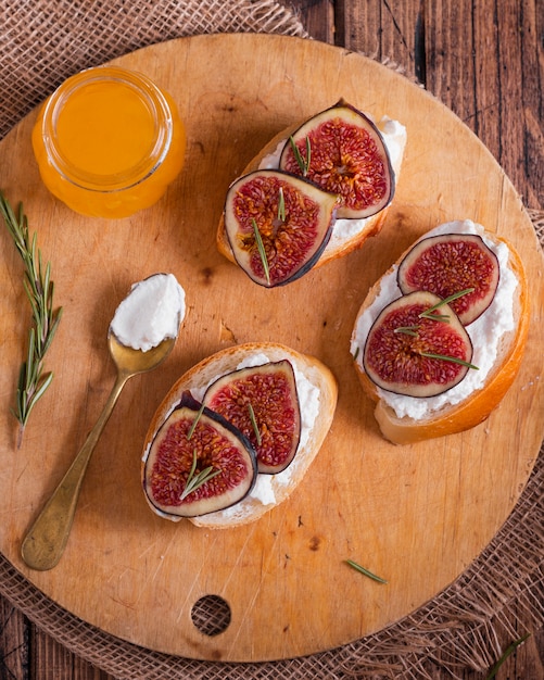 Foto gratuita vista dall'alto frutta e formaggio e fette di pane