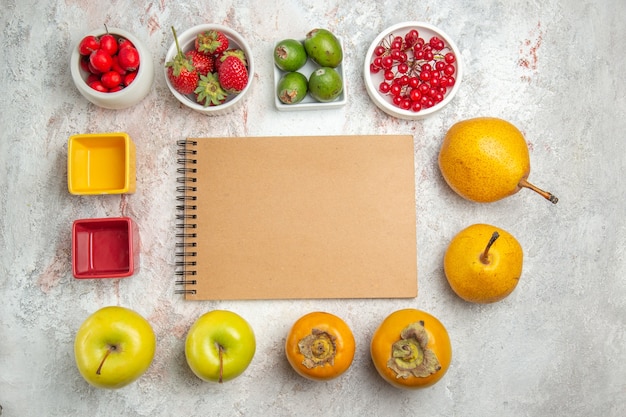 Вид сверху фруктовая композиция разных свежих фруктов на белом столе