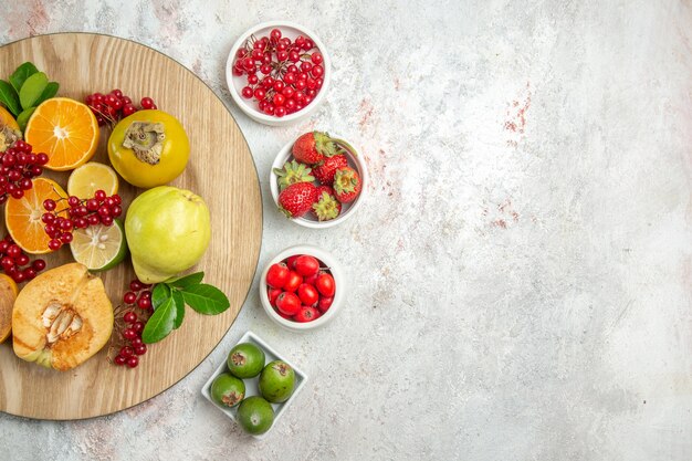 밝은 흰색 테이블에 상위 뷰 과일 구성 다른 과일 익은 신선한 베리 과일