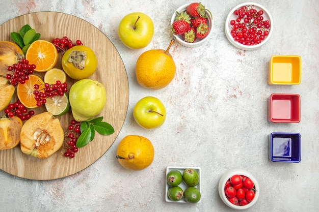 上面図の果物の組成白いテーブルの上のさまざまな果物