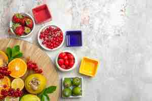 Foto gratuita vista dall'alto composizione di frutta diversi frutti sulla tavola bianca