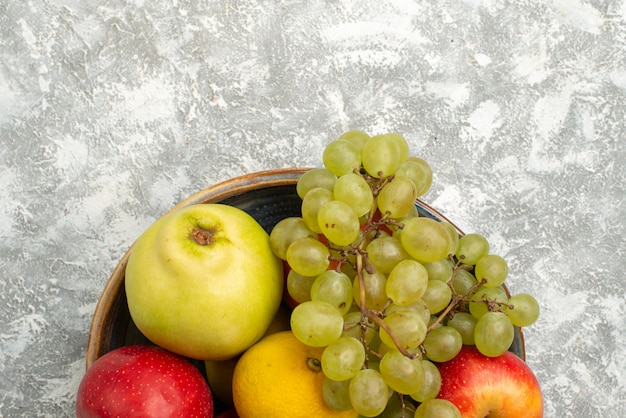 上面図の果実組成ブドウとリンゴの白い背景の果実まろやかな熟した新鮮な健康