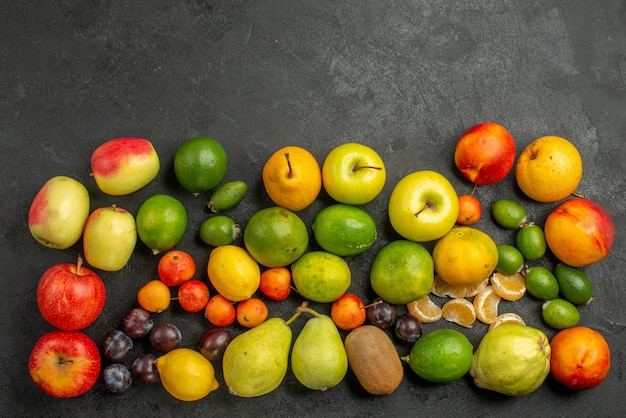 Foto gratuita vista dall'alto composizione di frutta frutta fresca su sfondo grigio scuro