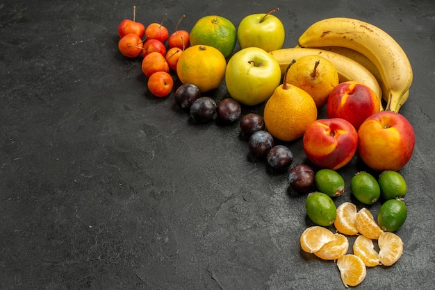 Vista dall'alto composizione di frutta frutta fresca su sfondo grigio