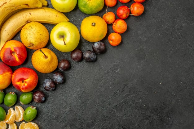 トップビューの果物の組成灰色の机の上の新鮮な果物