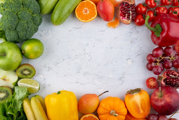 Cornice di frutta e verdura vista dall'alto